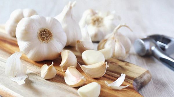 Trẻ 1 tuổi có dùng được tinh dầu tỏi không? Lợi ích và lưu ý quan trọng cho cha mẹ