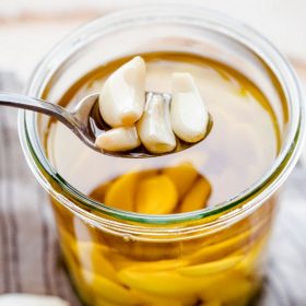 Uống tinh dầu tỏi có giảm cholesterol không? Lợi ích và cách dùng đúng